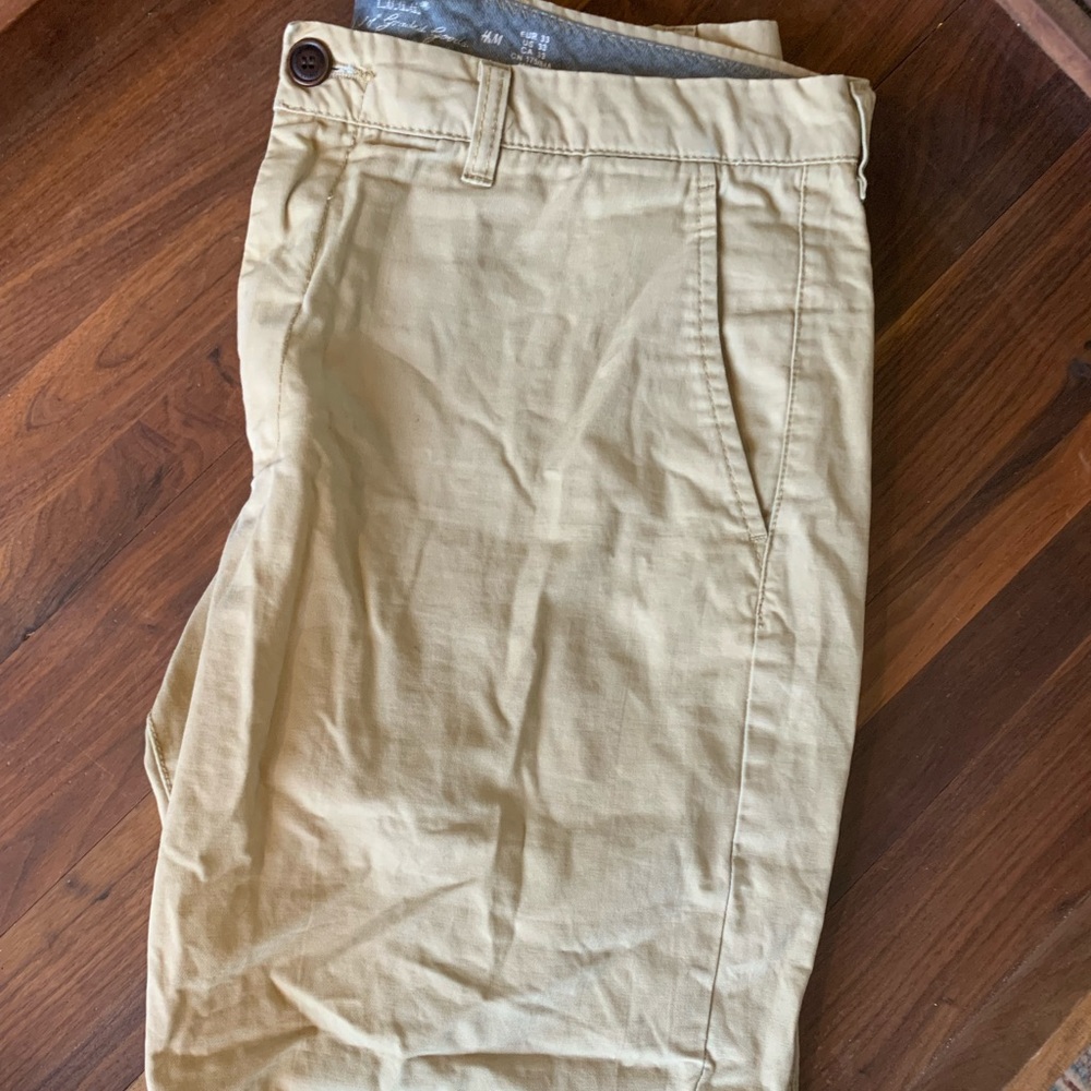 H&M Khaki Flat Front Men’s Shorts W33 Inseam 9”